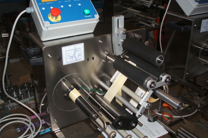 Etichettatrice FX-10 rulli alti.JPG